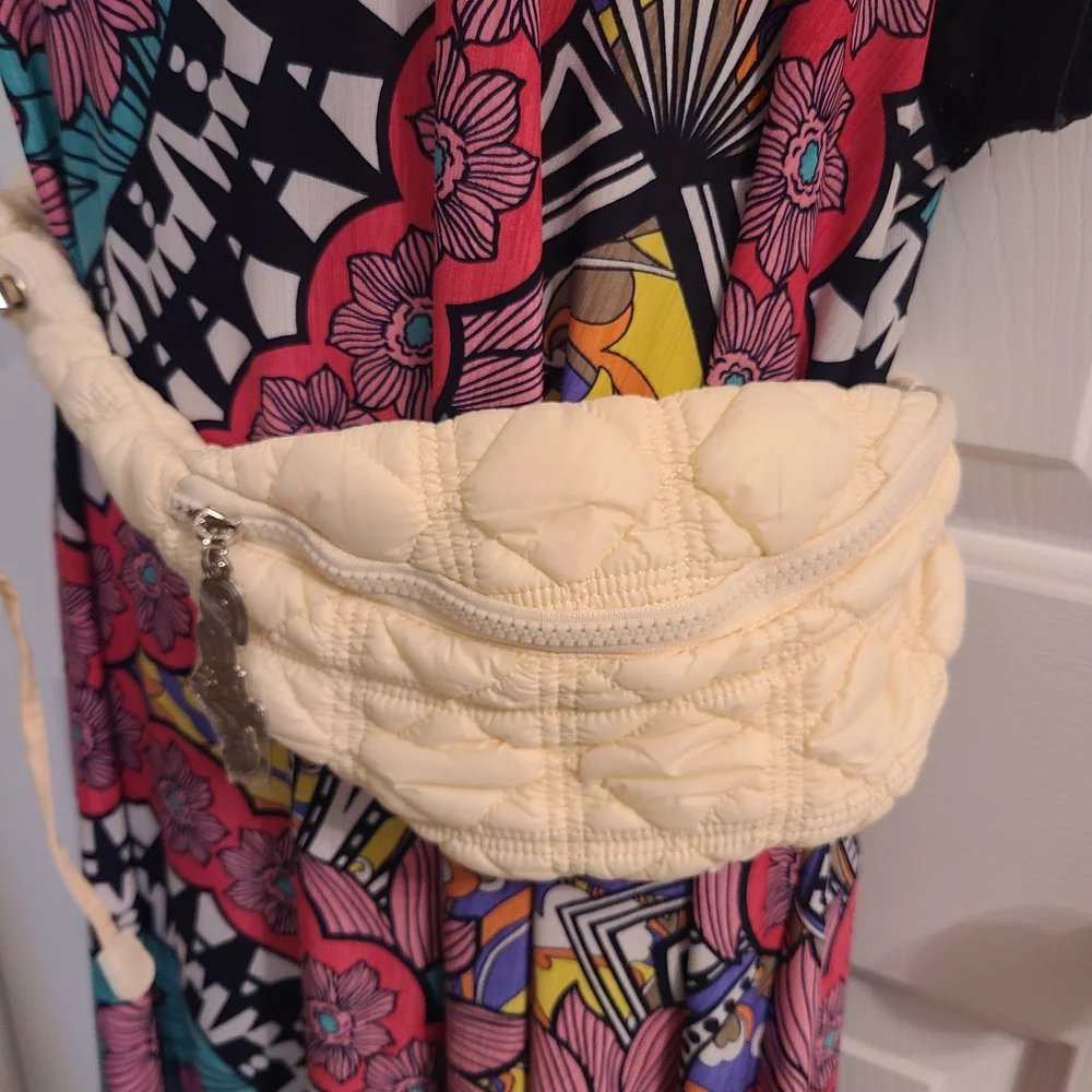 Carlyn Quilted Cream Crossbody Bag - Picture 7 of 10